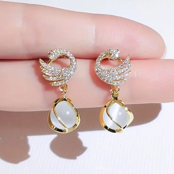 Swan Shaped Dangle Fashion Earrings - Picture 1 of 7